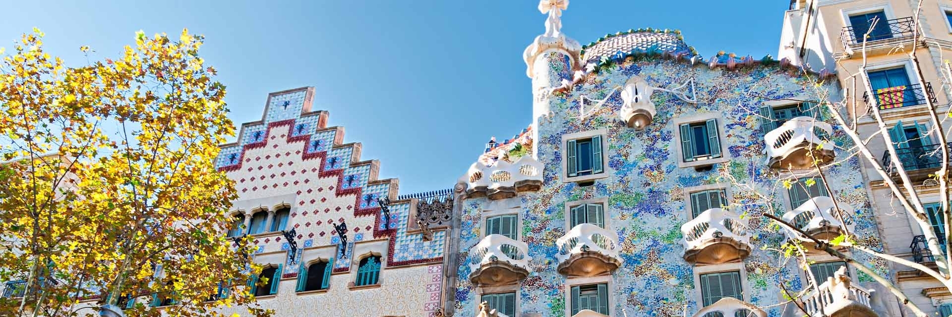 Casa Batlló là một tòa nhà đầy màu sắc vô cùng ấn tượng 