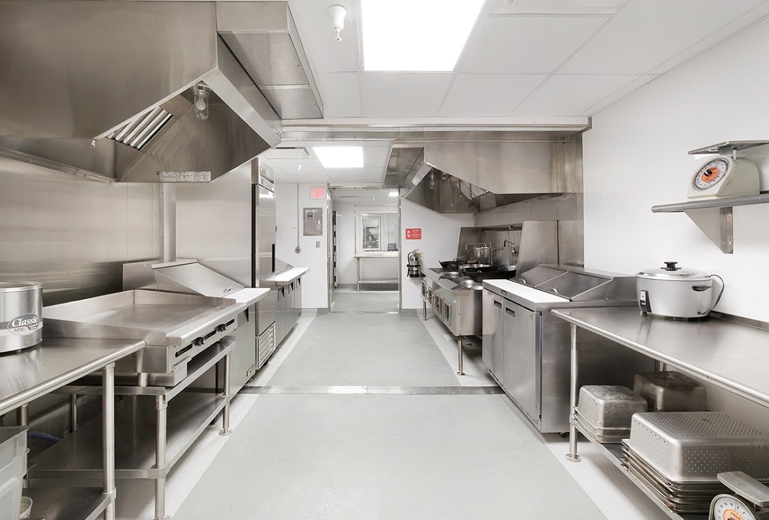 Các thiết bị nhà bếp phải được bố trí đúng chuẩn, thuận tiện cho các đầu bếp làm việc