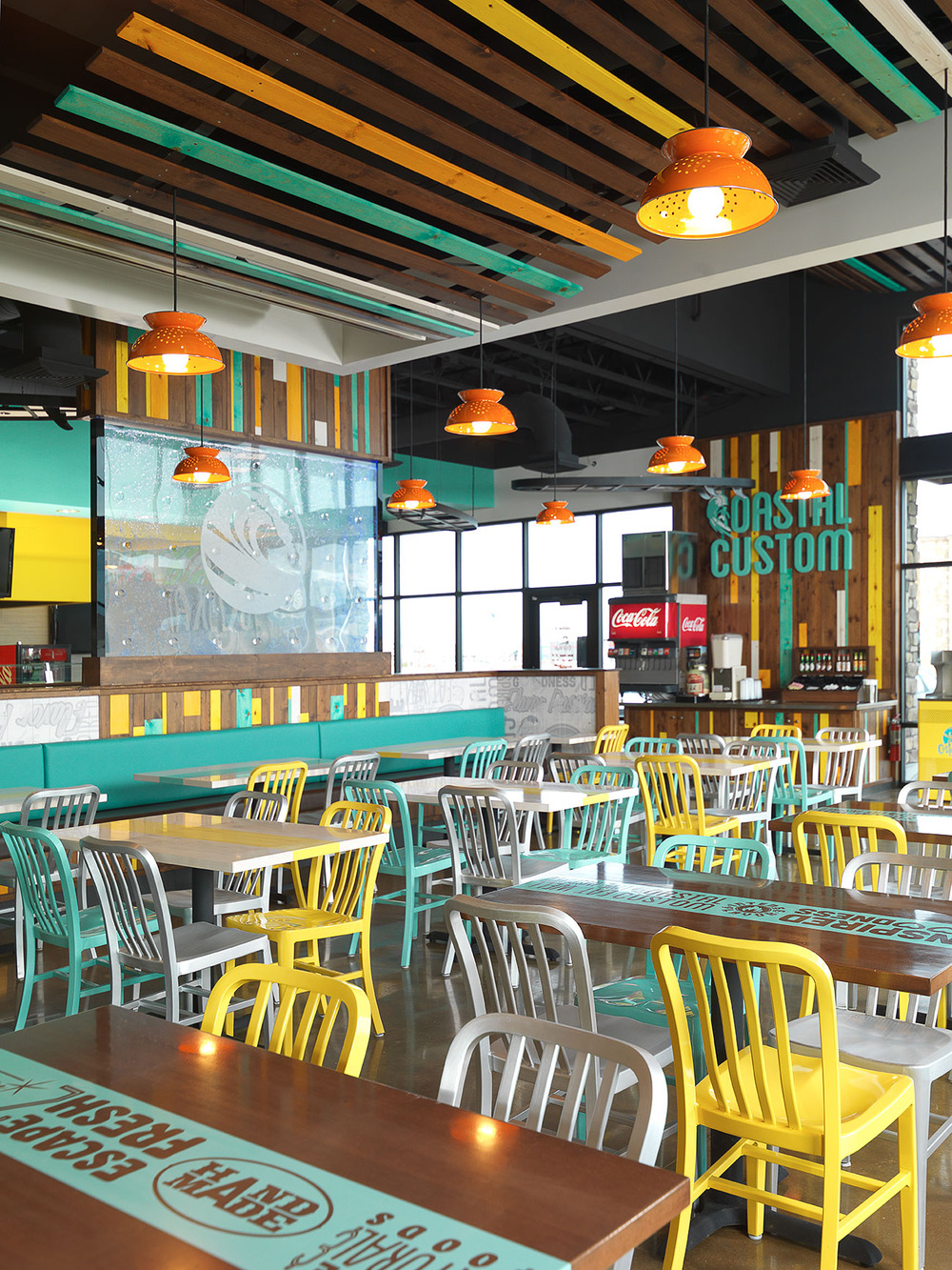 Một quán ăn nhỏ được sử dụng màu sắc đẹp sẽ rất dễ hút khách