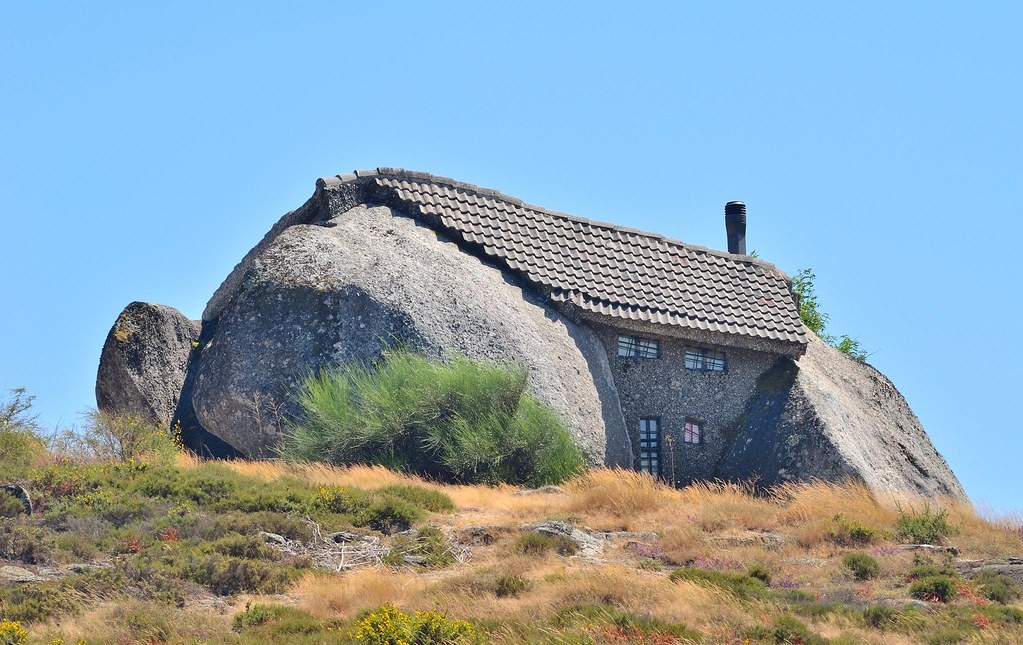 Casa do Penedo là ngôi nhà đá đặc biệt có một không hai trên thế giới